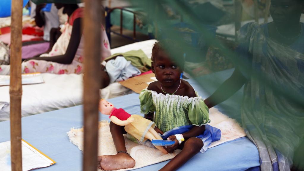 Une jeune enfant, à Malakal, dans un centre de traitement de la malnutrition de MSF, jeudi 24 juillet. REUTERS/Andreea Campeanu