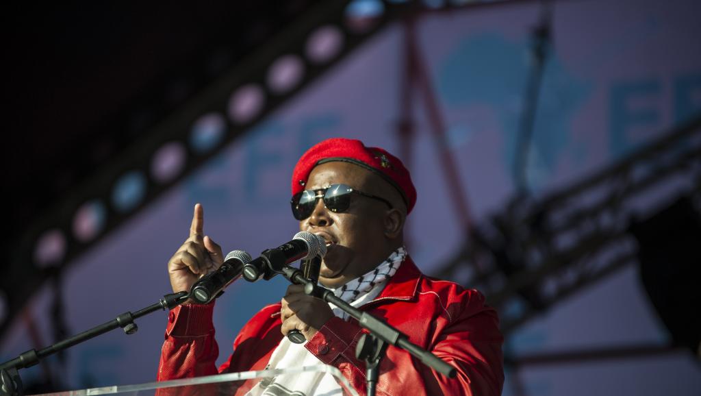 Julius Malema, leader de l'EFF, s'adresse à quelque 3 000 militants lors d'un meeting à Soweto pour célébrer le premier anniversaire du parti, le 26 juillet 2014. AFP PHOTO / MUJAHID SAFODIEN