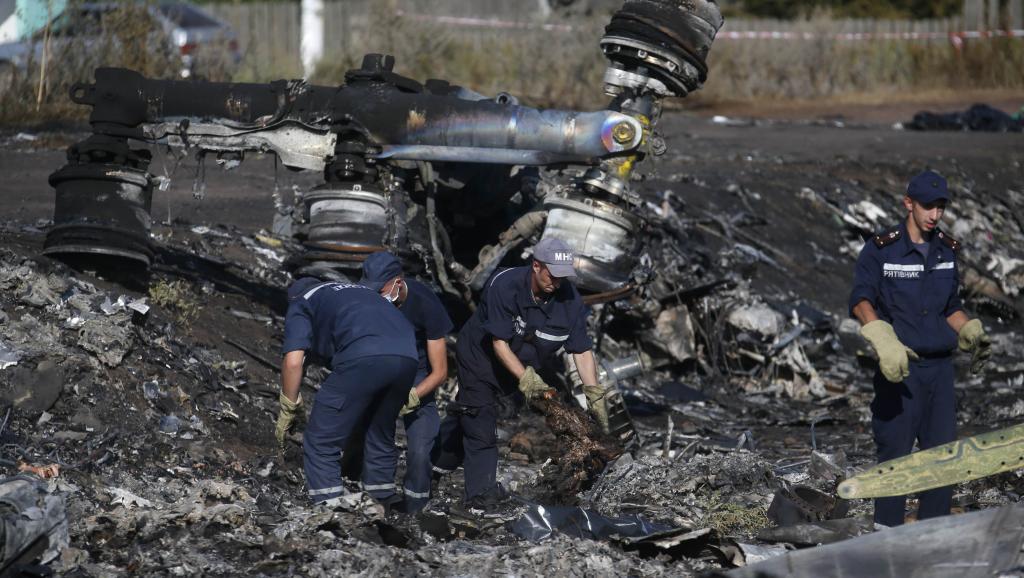 Des hommes travaillent sur le site du crash du MH 17 dans la région de Donetsk, le 20 juillet 2014. REUTERS/Maxim Zmeyev