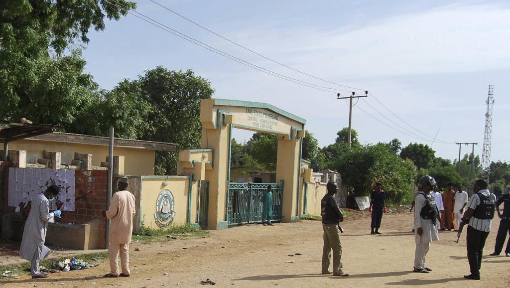 Des officiers de sécurité à l'entrée du campus de l'école polytechnique de Kano, dans le nord du Nigeria, après l'attentat-suicide perpétré par une femme, le 30 juillet 2014. REUTERS/Stringer