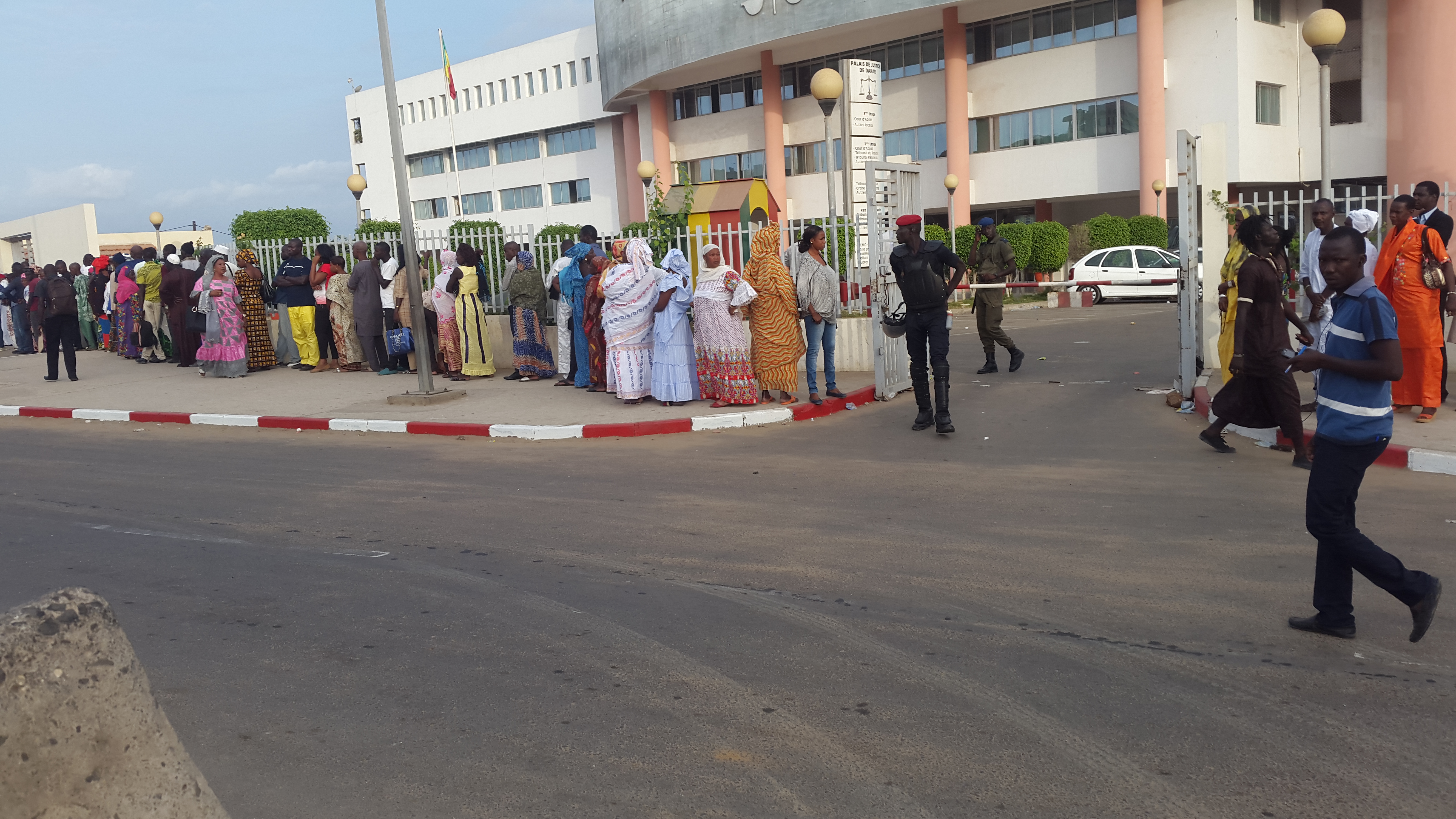 Direct procès de Karim: l'entrée au tribunal bloquée pour le moment