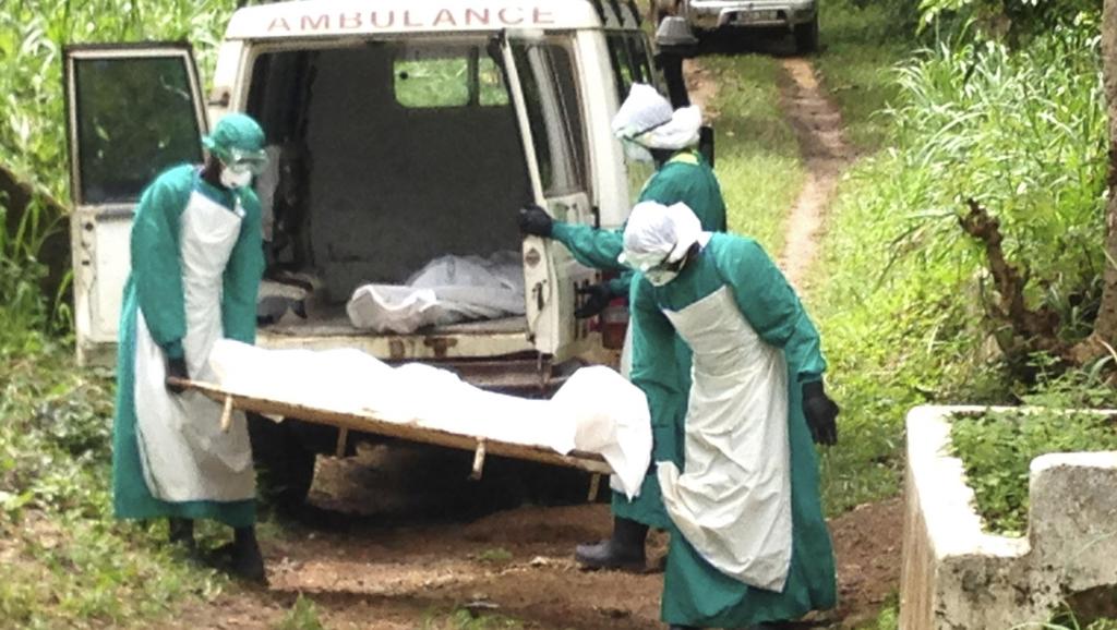 Des soigneurs transportent le corps d’une victime d’Ebola à Kenama, Sierra Leone. REUTERS/Umaru Fofana
