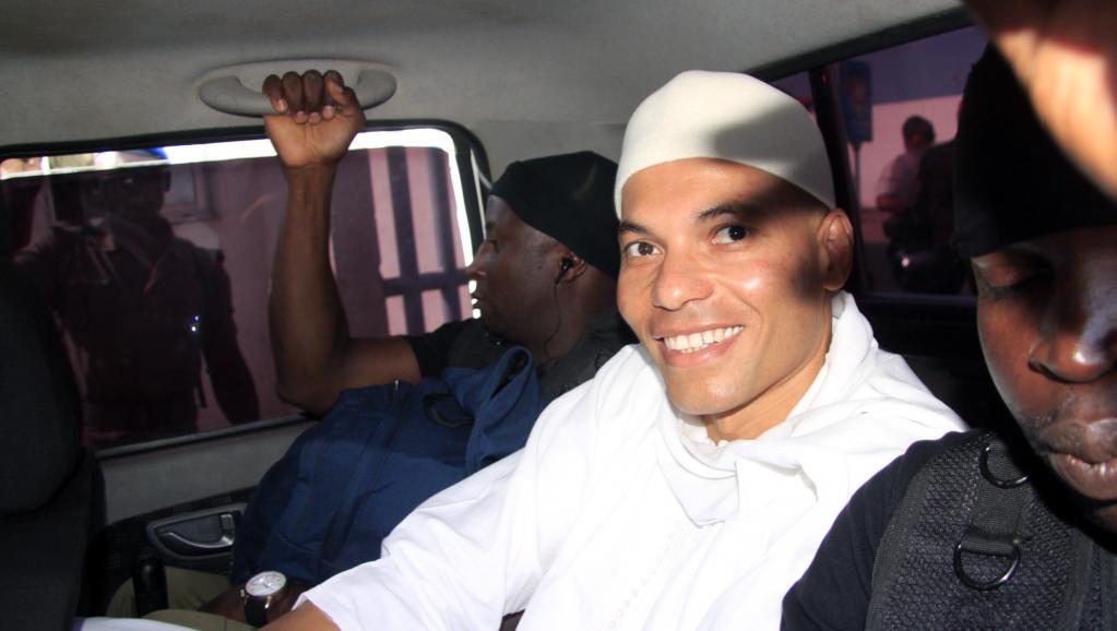Dakar, le 31 juillet 2014. Karim Wade arrive au tribunal sous bonne escorte. AFP PHOTO / STRINGER