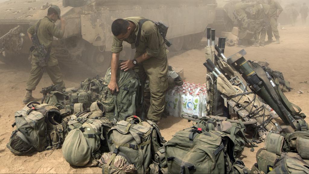 Un soldat de Tsahal prépare son équipement à la frontière sud avec Gaza, le 1er août 2014. AFP PHOTO / JACK GUEZ