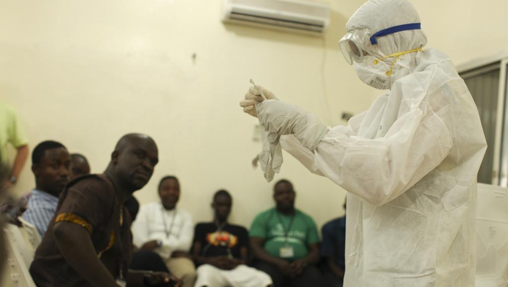Un membre de l'association caritative chrétienne Samaritan's Purse forme une équipe à lutter contre le virus Ebola au Libéria