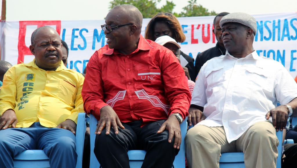 Jean-Bertrand Ewanga (assis au milieu) avec à ses côtés Koloso Sumayili (G) et Bruno Mavungu (D), membres de l’opposition congolaise, lors d’un meetting contre la révision de la Constitution, à Kinshasa, le 4 août 2014.