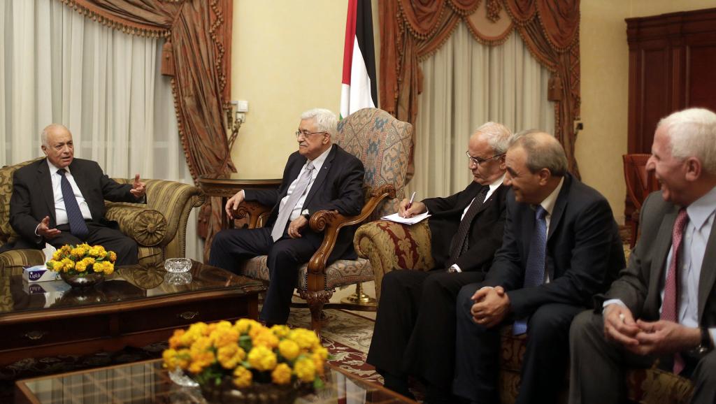 Le président palestinien Mahmoud Abbas (second à droite) et Nabil Elaraby, secrétaire général de la Ligue arabe (g.), le 16 juillet au Caire. REUTERS/Asmaa Wagui