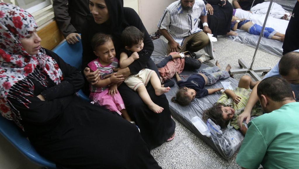 Des enfants sont soignés dans un hôpital de Rafah, au sud de la bande de Gaza, le 1er août 2014. REUTERS/Ibraheem Abu Mustafa