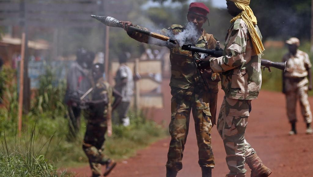 n soldat de l'ex-Seleka prépare un tir de roquette vers des soldats français, Bambari, le 24 mai. REUTERS/Goran Tomasevic