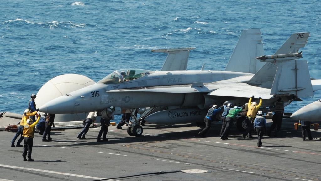 Un avion F/A-18 pris en photo sur le porte-avion George Bush le 8 août 2014. AFP PHOTO/US NAVY/Lorelei Vander Griend