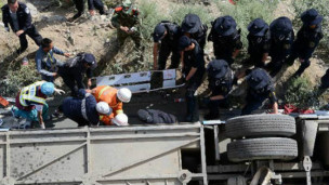 La route où l'accident s'est produit a été abîmé par un glissement de terrain plus tôt dans la semaine.