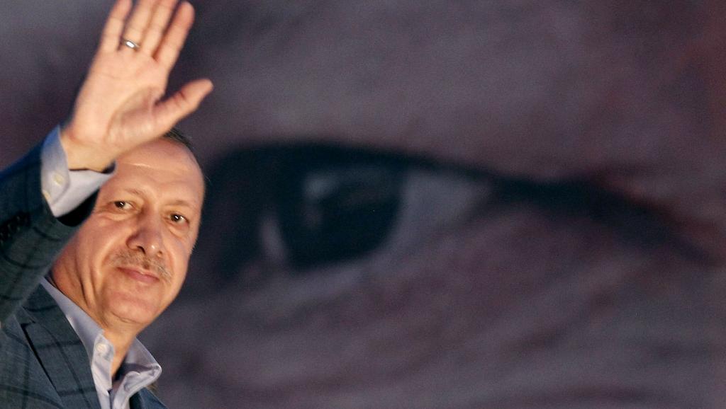 Recep Tayyip Erdogan salue ses partisans, dimanche 10 août, au soir des résultats de l'élection présidentielle.