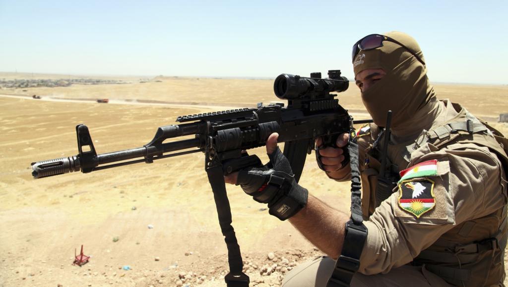 Un membre des forces de sécurité kurdes en patrouille sur les hauteurs de Mossoul, contre les combattants de l'EIIL, le 22 juin 2014. REUTERS/Azad Lashkari