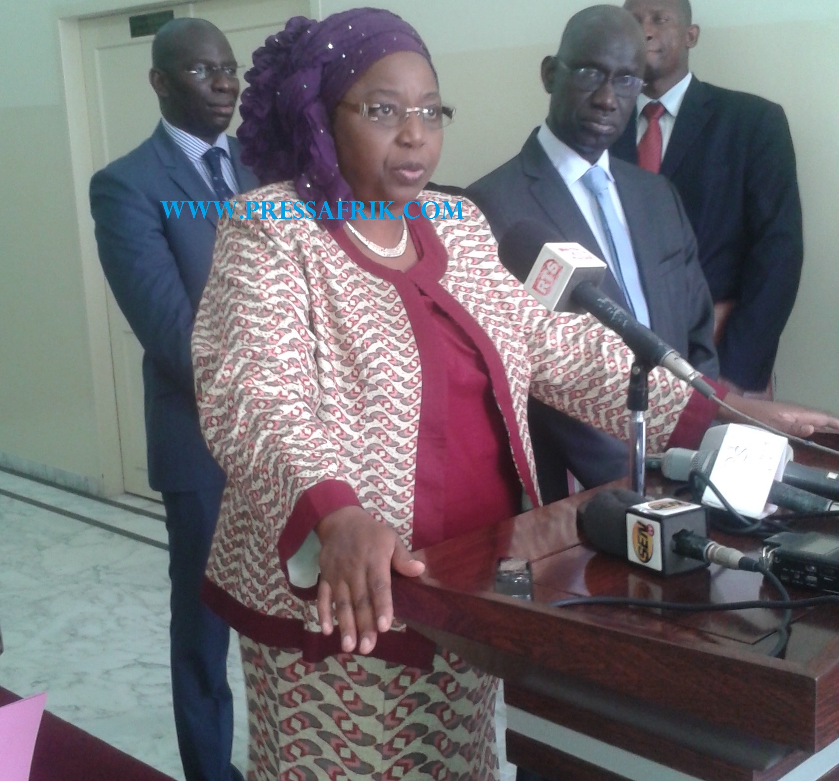 Mme le ministre de la Santé et de la prévention médicale, Awa Marie Colle à sa sortie de réunion à la primature sur le virus Ebola