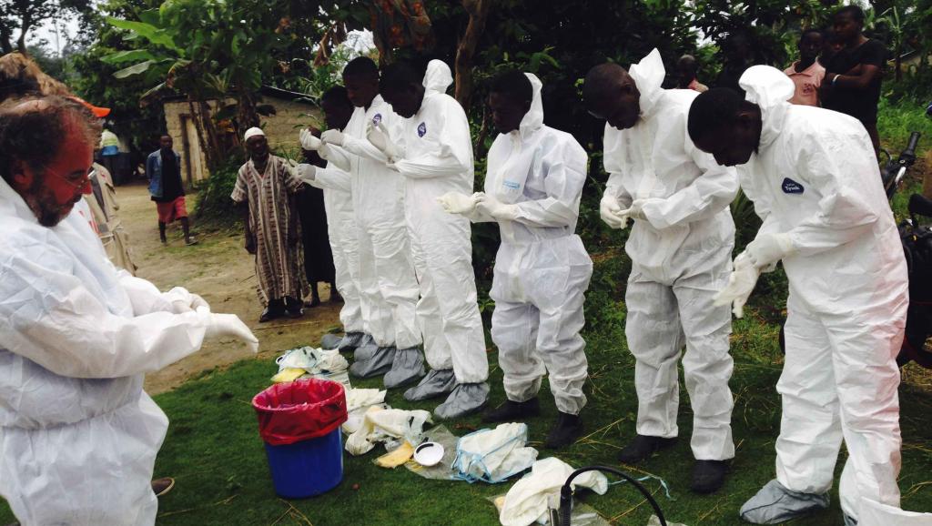 Des volontaires se préparent à déplacer des corps suspectés d'être contaminés par le virus Ebola dans le village de Pendebu, le 18 juillet, en Sierra Leone. REUTERS/WHO/Tarik Jasarevic/Handout via Reuters