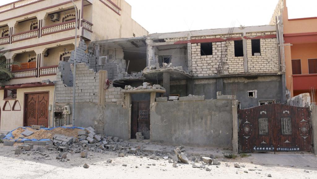Maison endommagée suite à des affrontements entre milices rivales, dans le quartier de Janzour, dans la banlieue de Tripoli, le 5 août 2014. REUTERS/Hani Amara