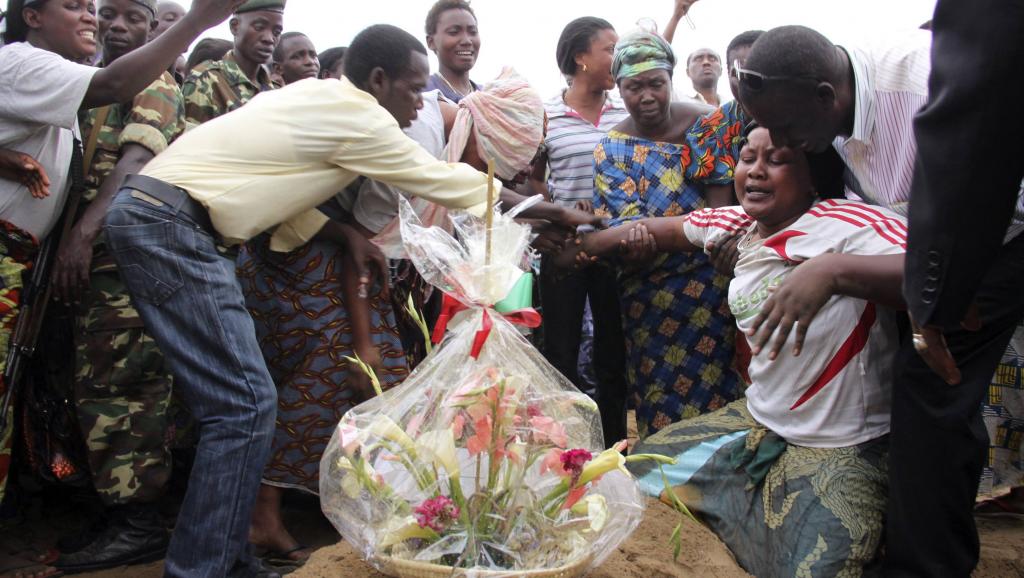 L'enterrement d'un homme tué dans le massacre de Gatumba. Le 19 septembre 2011. Reuters/Jean Pierre Aime Harerimana