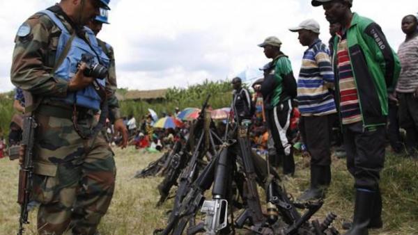 Des soldats des Nations unies, lors du désarmement de 105 combattants du FDLR, le 30 mai 2014 à Katebu, dans l’est de RDC.