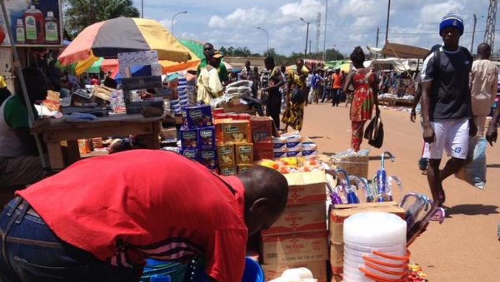 Samedi 16 août, sur le marché du PK5, quartier musulman de Bangui très touché par les violences interreligieuses ces derniers mois, les vendeurs reprennent leurs activités. RFI / David Thomson