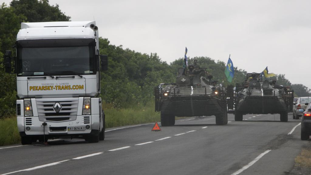 Des vénicules blindés patrouillent autour de Donetsk, le 18 août 2014. REUTERS/Valentyn Ogirenko