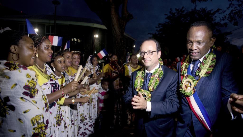 A Mayotte, le 22 août 2014, la visite de François Hollande, ici en compagnie du maire de Dzaoudzi Said Omar-Oili, avait comme un air de campagne électorale. AFP PHOTO / ALAIN JOCARD