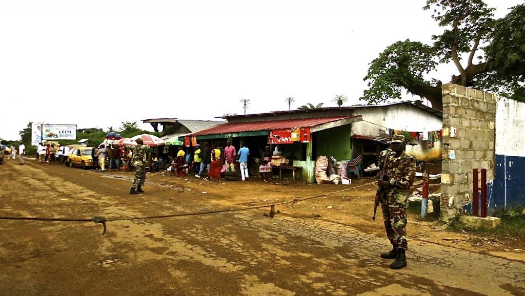 Des soldats libériens à la frontière de leur pays. HEALTH-EBOLA/LIBERIA/ REUTERS/Sabrina Karim/Files