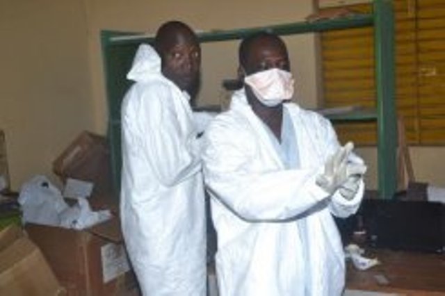 A l'hôpital de Pita en Guinée, des infirmiers quittent leurs équipements de protection après leur travail, le 25 aout 2014A l'hôpital de Pita en Guinée, des infirmiers quittent leurs équipements de protection après leur travail, le 25 aout 2014