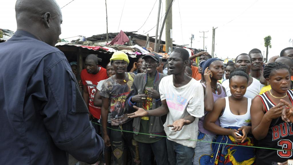 Ebola: les experts préconisent la réouverture des frontières