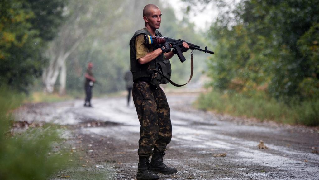 Un soldat ukrainien patrouille dans la ville de Dzerzhynsk (région de Donetsk), le 28 août 2014, après avoir été visé par des tirs de séparatistes pro-russes. AFP PHOTO / OLEKSANDR RATUSHNIAK