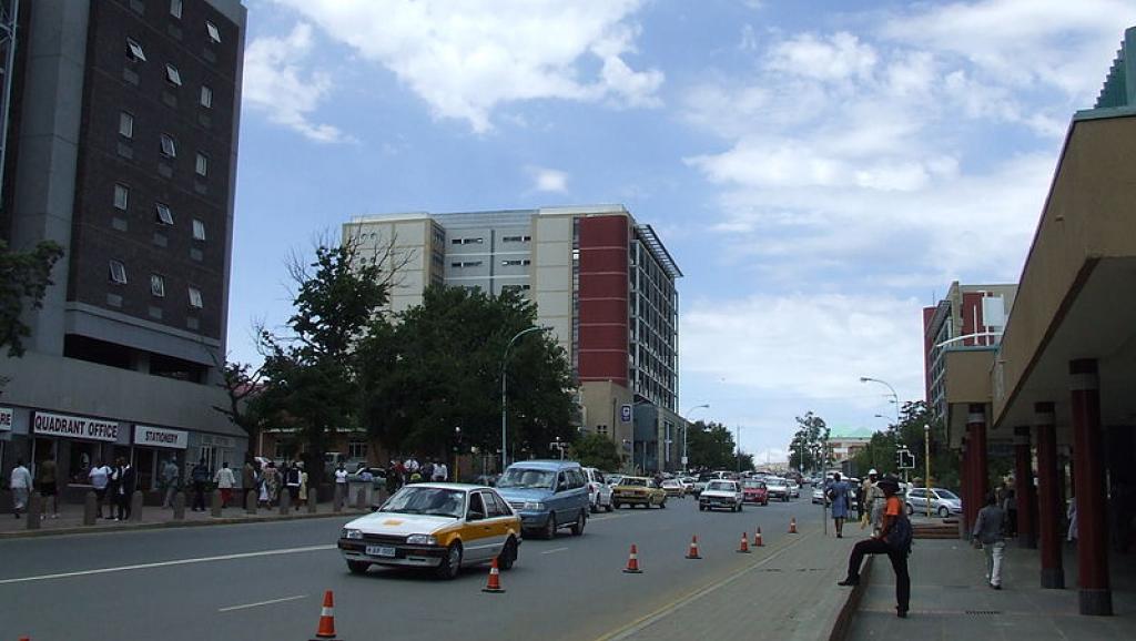 Une des rues principales de Maseru, la capitale du Lesotho. Photo: Michael Denne, source: Wikipedia