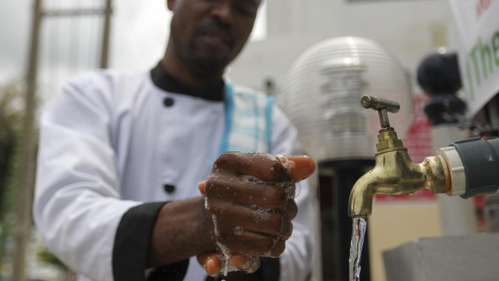 Un employé de pharmacie se lave les mains, à Abuja, au Nigeria, le 1er septembre 2014. Selon l’Organisation mondiale de la santé, 10% des personnes infectées par le virus sont des personnels de santé. REUTERS/Afolabi Sotunde