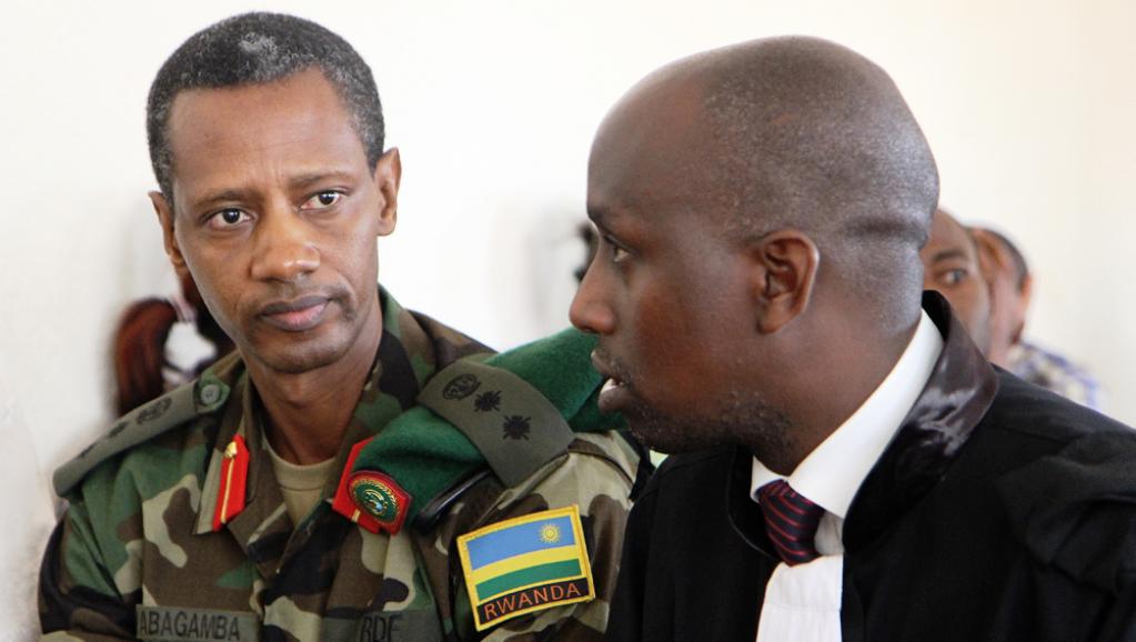 Tom Byabagamba (g), l'un des cadres du FPR arrêtés pour «crime contre la sécurité de l'Etat», le 29 août 2014, en compagnie de son avocat.