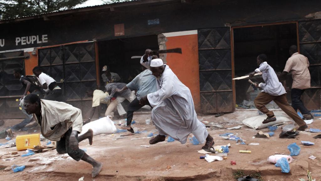 Pillage d’un magasin musulman par des chrétiens dans le quartier « Combattants » à Bangui. © Pierre Terdjman Exposition produite par Paris Match