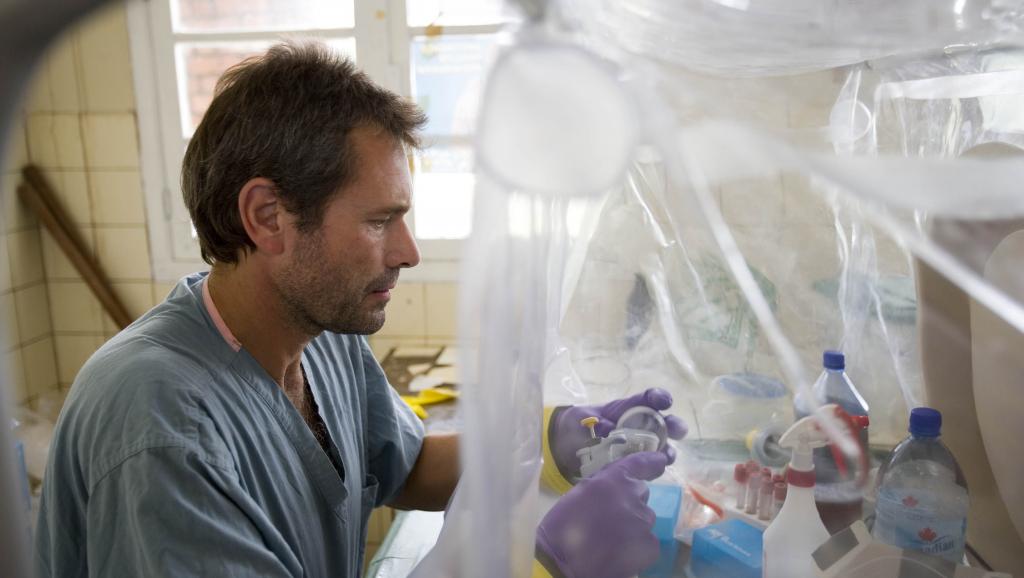 Mweka, en RDC, octobre 2007. Un expert travaille dansun laboratoire mobile consacré au diagnostique du virus Ebola. AFP PHOTO/WHO/CHRISTOPHER BLACK/HO