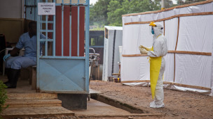 Un centre de traitement de patients infectés par le virus Ebola, en Sierra-Leone