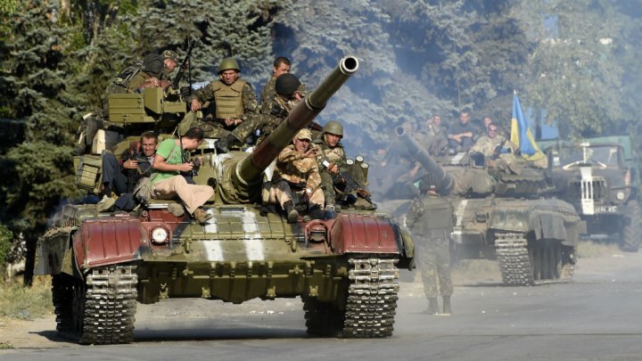 © Philippe Desmazes, AFP | Des blindés de l'armée ukrainienne près de Marioupol, le 5 septembre.