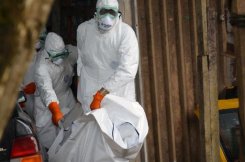 Des membres de la Croix rouge du Liberia portent le corps d'une victime du virus Ebola, le 10 septembre 2014 à MonroviaDes membres de la Croix rouge du Liberia portent le corps d'une victime du virus Ebola, le 10 septembre 2014 à Monrovia