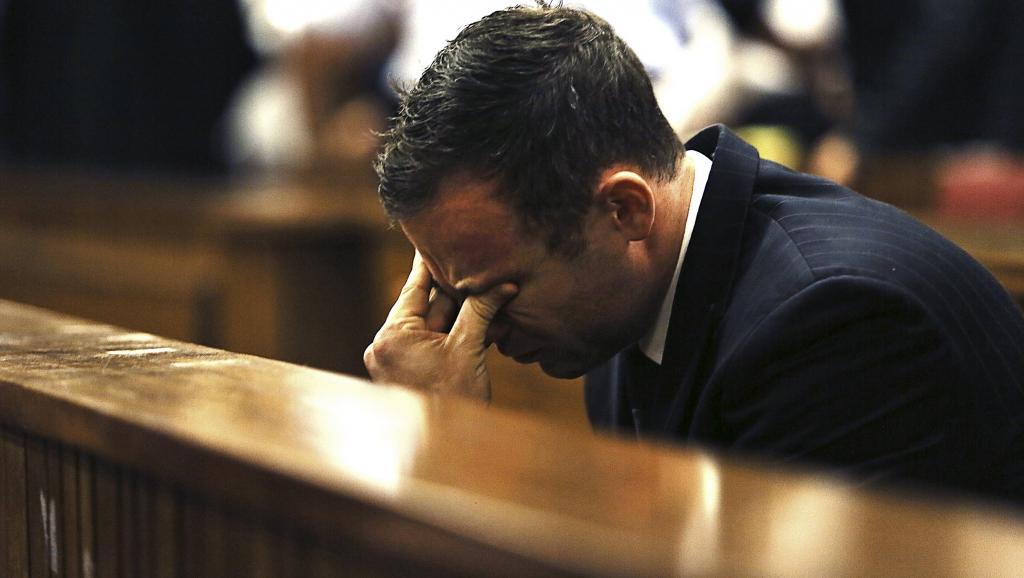 Oscar Pistorius s'effondre lorsque la juge Thokozile Masipa annonce qu'il est reconnu coupable de violence ayant entraîné la mort, à Pretoria, le 12 septembre 2014. able de violence ayant entraîné la mort a, à Pretoria, le 12 de septembre 2014. REUTERS/Alon Skuy/Pool
