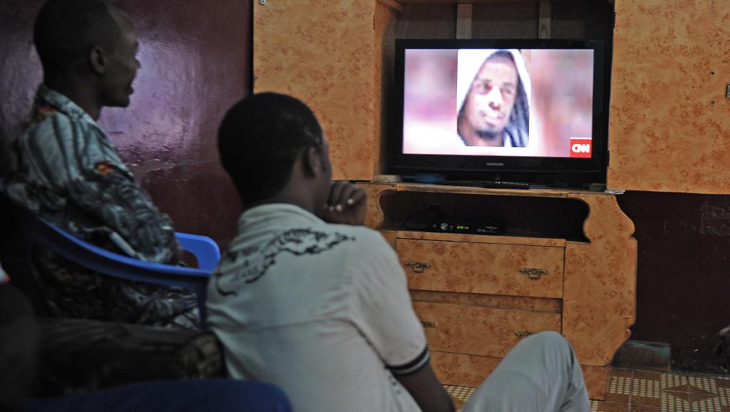 La mort du chef shebab Godane, commentée ici sur CNN, a fait la Une des programmes tv et radio en Somalie. AFP/Mohamed Abdiwahab