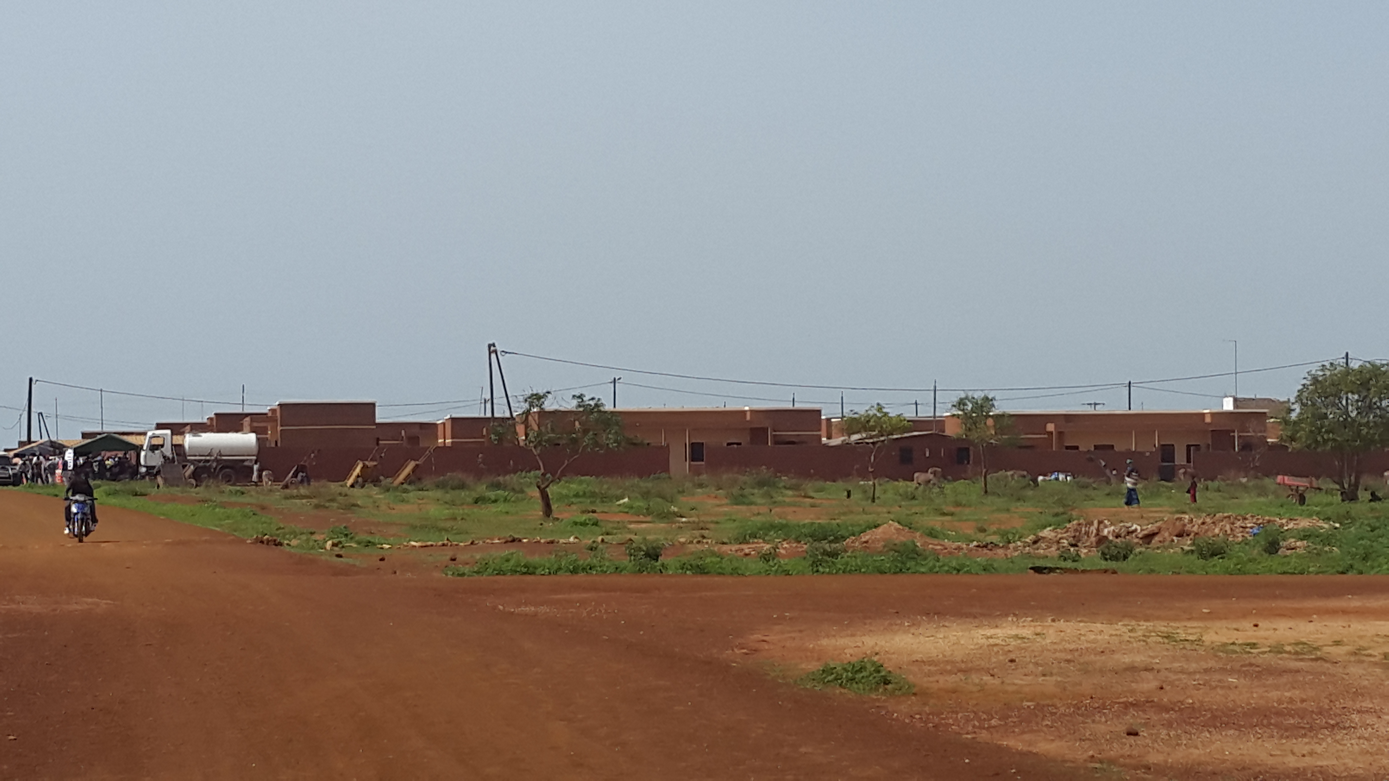 vue de loin d'un village de relogement