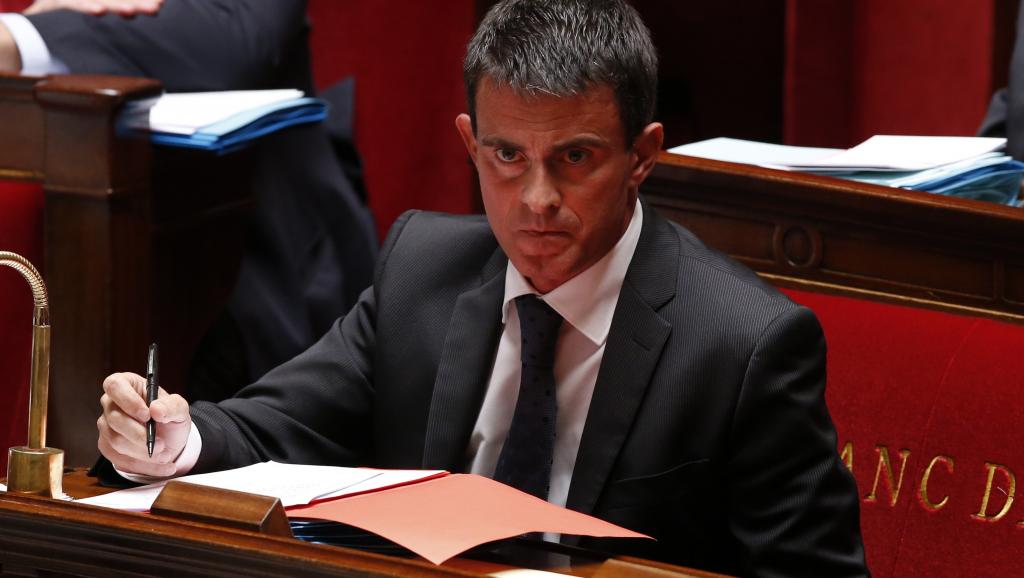 Dans la tourmente, Manuel Valls redemande la confiance des députés