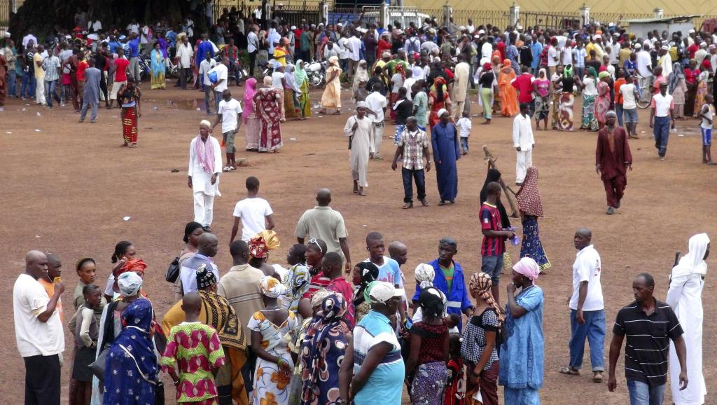 Des proches de victimes d'Ebola se rassemblent devant l'hôpital Donka de Conakry, le 30 juillet 2014. REUTERS/Saliou Samb