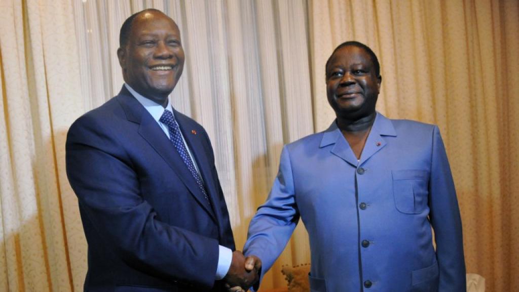 Alassane Ouattara (à gauche) et Henri Konan Bédié en novembre 2012. SIA KAMBOU / AFP