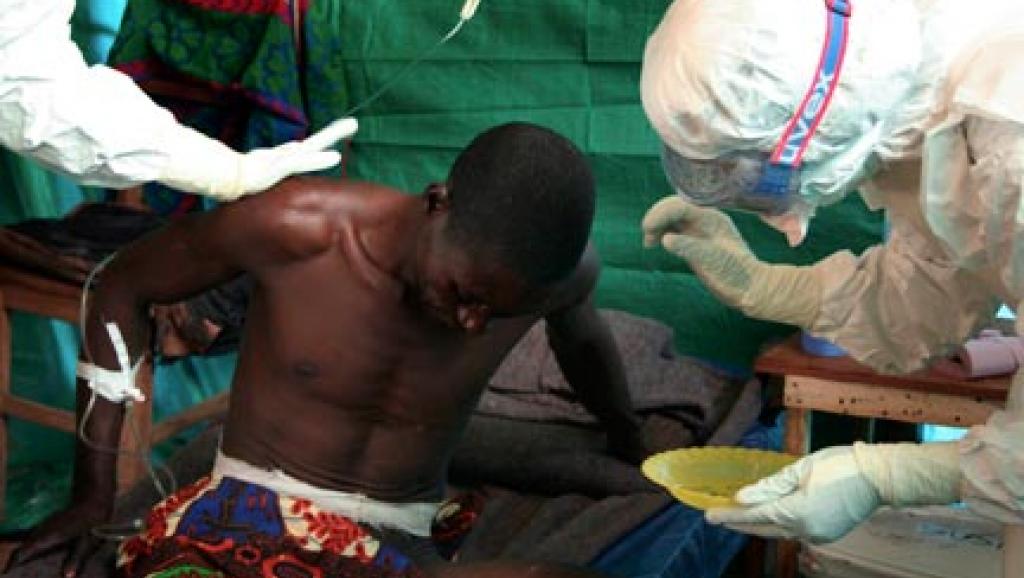 Une équipe médicale de Médecins sans Frontières (MSF) traite un patient suspecté d'avoir le virus Ebola en République démocratique du Congo. (Photo : Reuters