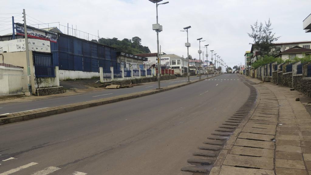 Une rue déserte dans la capitale de la Sierra Leone, au premier jour de confinement de la population pour lutter contre le virus Ebola. Freetown, le 19 septembre 2014. REUTERS/Umaru Fofan