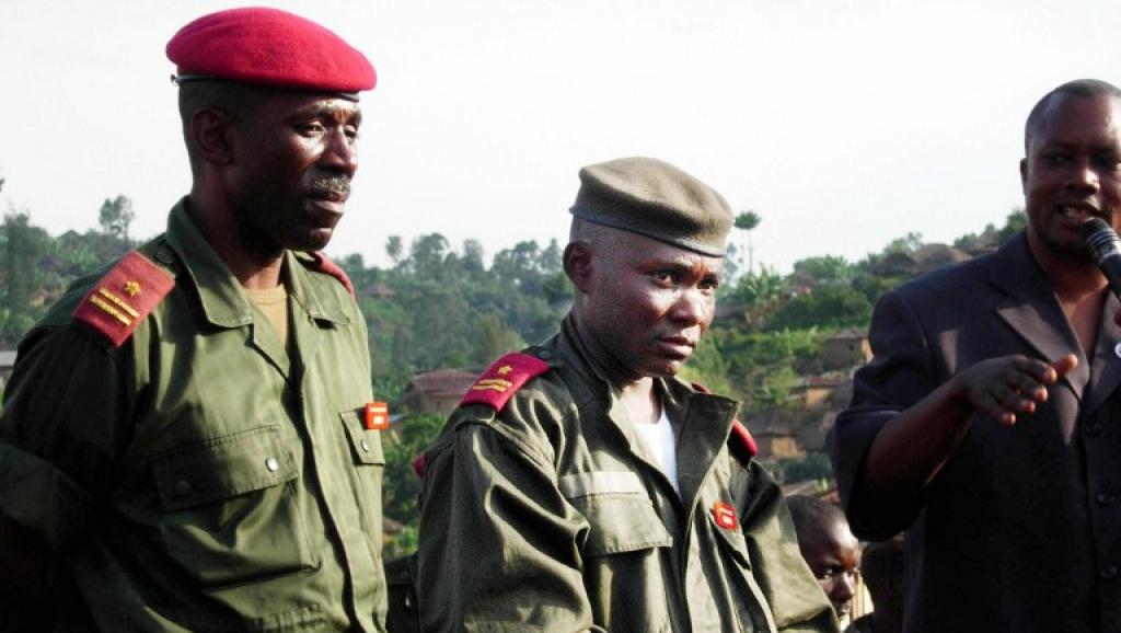 Retour en grâce du général Gabriel Amisi (C), ici en 2004, après qu'il ait été blanchi par le Conseil supérieur de la Défense. AFP PHOTO/HELEN VESPERINI