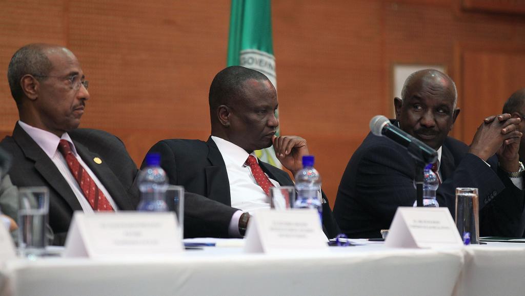 Le médiateur en chef de l'Igad, Seymoun Mesfin (g), le chef de la délégation rebelle Taban Deng (c) et l'envoyé spécial de l'Igad Mohammed Ahmed Mustefa, lors de l'ouverture des négociations sur le Soudan du Sud, le 11 février à Addis-Abeba.