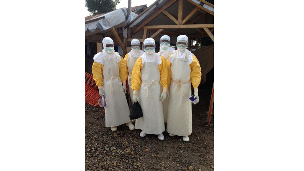 Une équipe de médecins s'apprete à se rendre chez les malades d'Ebola à Gueckedou, en Guinée, dans le Centre de traitement Ebola de MSF. RFI / Olivier Rogez