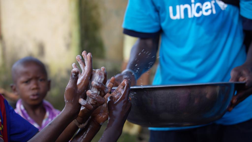 Le personnel de l'Unicef, ici à Conakry, en Guinée, en campagne de prévention - importance de se laver les mains - contre le virus Ebola, auprès des enfants, le 15 septembre 2014. REUTERS/Timothy