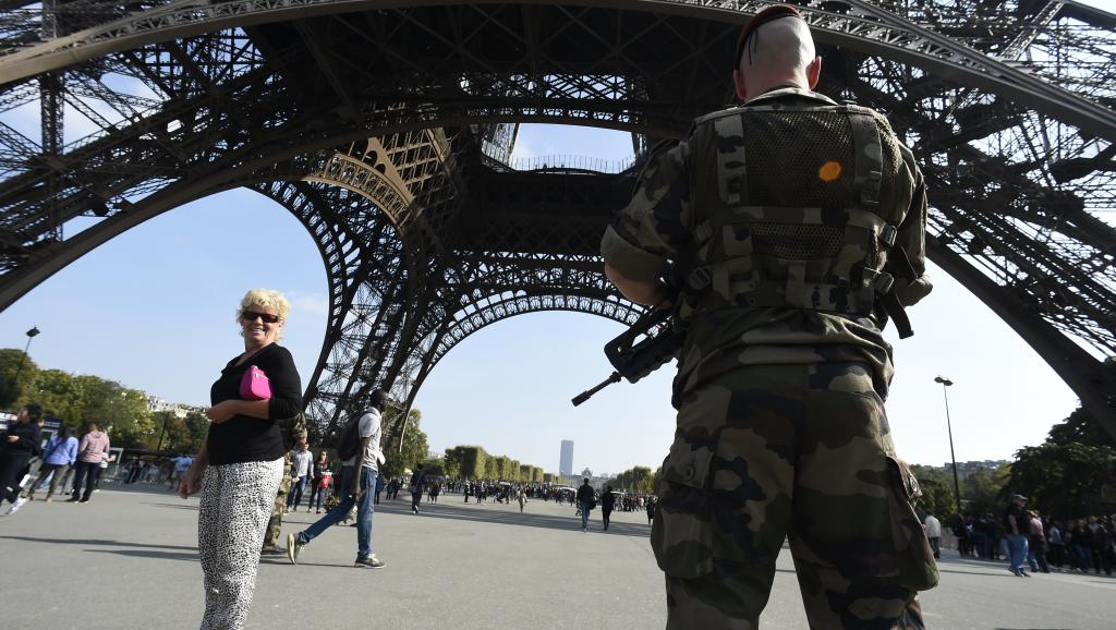 Dans le cadre du plan Vigipirate, des militaires patrouillent sous la Tour Eiffel, à Paris, le 23 septembre 2014. AFP PHOTO LIONEL BONAVENTURE
